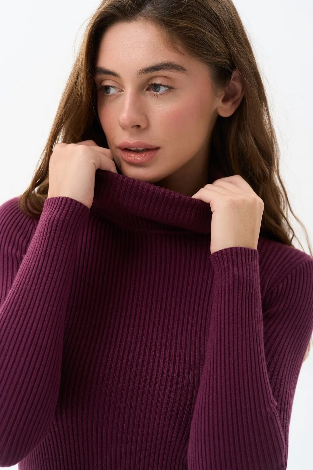 Ribbed turtleneck sweater in color red